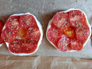 Pour la garniture, ajoutez les tomates cerises coupées en deux