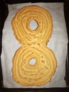 Biscuit-joconde-en-forme-de-8-pour-le-number-cake-sans-gluten-et-sans-produits-laitiers